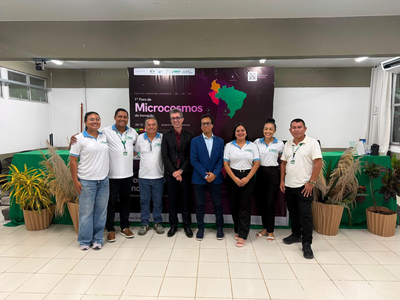 Equipe diante do painel do 1º Foro